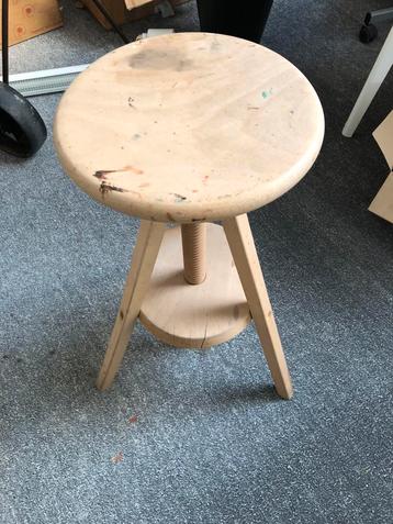 Houten Verstelbare Kruk beschikbaar voor biedingen