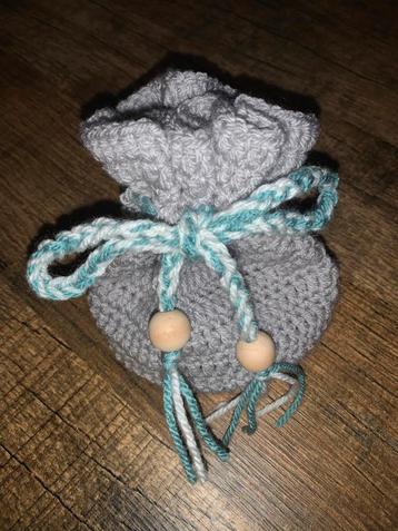 Runenstenen met handgemaakt zakje beschikbaar voor biedingen