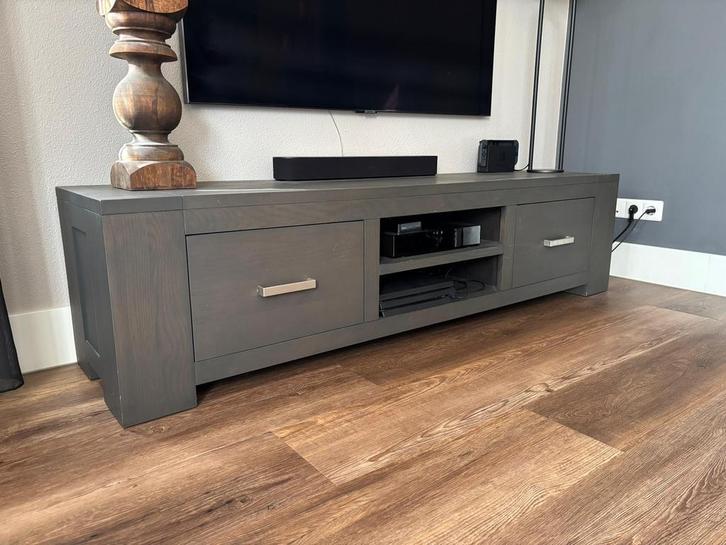 Massief houten tv-meubel lava grijs – soft close lades, Huis en Inrichting, Kasten | Televisiemeubels, Zo goed als nieuw, Minder dan 100 cm