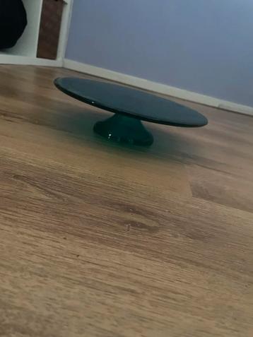 Groene glazen schaal op voet beschikbaar voor biedingen