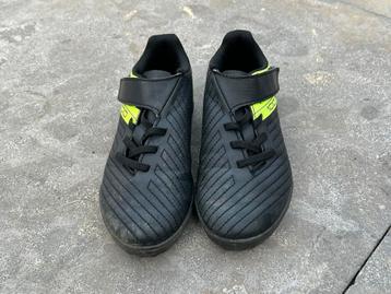 Voetbalschoenen maat 32 beschikbaar voor biedingen