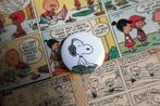 Snoopy Peanuts Comics DJ 44MM Button Pin Broche, Verzenden, Snoopy, Nieuw, Overige typen