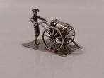 Zilveren miniatuur Soldaat met ton op handkar           Z465