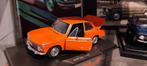 BMW 1600 Tii oranje 1968 1:24 op display met boek, Ophalen of Verzenden, Zo goed als nieuw, Overige merken