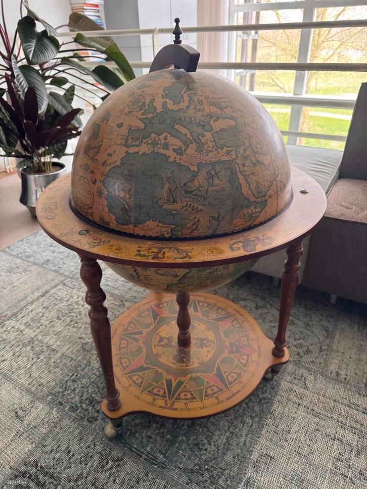 Grote klassieke bar globe met 16e-eeuwse wereldkaart z.g.a.n, Huis en Inrichting, Woonaccessoires | Wereldbollen, Zo goed als nieuw
