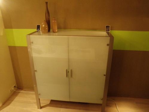 Halfhoge kast melkglas 2-drs in aluminium frame, Huis en Inrichting, Kasten | Vitrinekasten, Zo goed als nieuw, 100 tot 150 cm