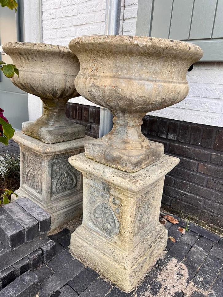 Tuinornament, tuinvaas op sokkel, bloempot, beton, bloempot, Tuin en Terras, Tuinvazen, Zo goed als nieuw, Ophalen