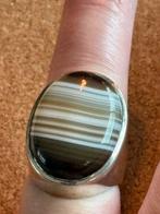 Grote zilveren ring met vermoedelijk tijgeroog steen mt 18, Ophalen of Verzenden, Zo goed als nieuw, 17 tot 18, Dame of Heer