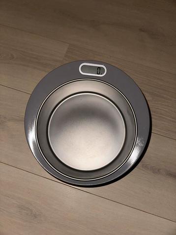 Voerbak met ingebouwde weegschaal beschikbaar voor biedingen