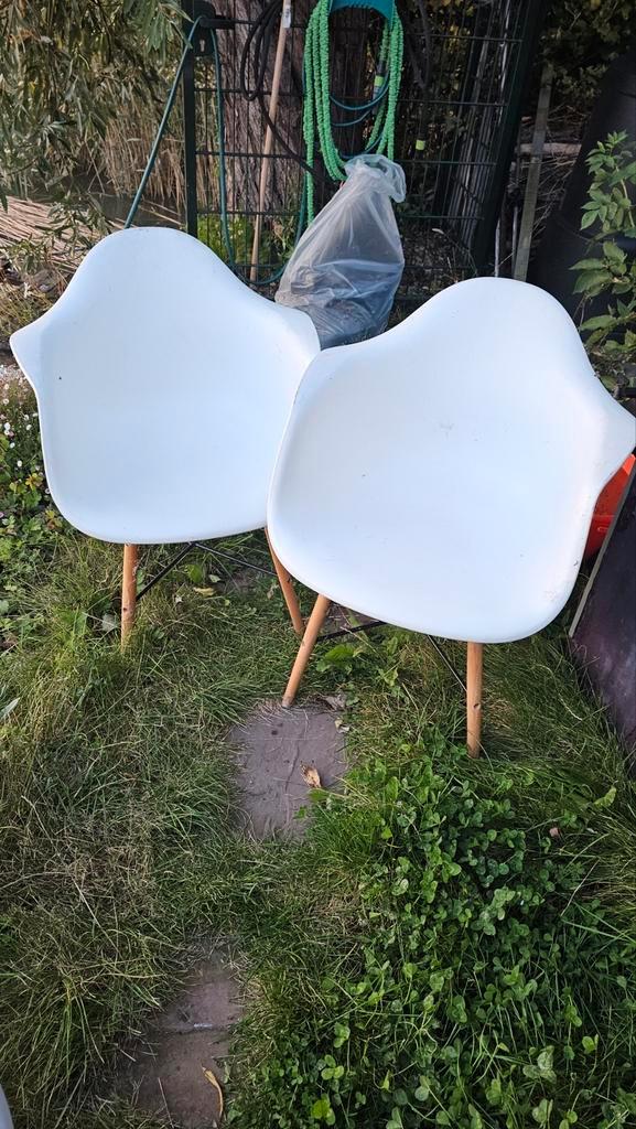 2x witte stoel met houten poten - namaak DAW Eames, Huis en Inrichting, Stoelen, Zo goed als nieuw, Twee, Hout, Kunststof, Wit