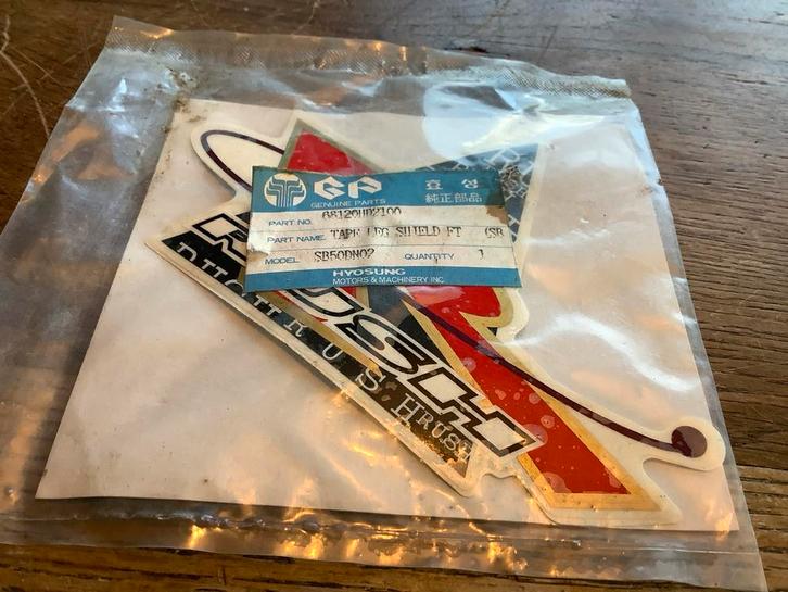 Hyosung sticker, SB50DNO2 Tape Leg Shield FT (SR) -, Fietsen en Brommers, Brommeronderdelen | Scooters, Nieuw, Overige merken