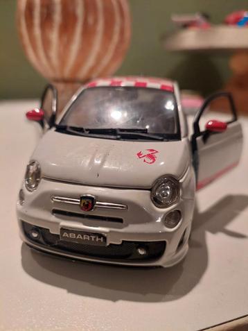 BURAGO 1:24  MODEL: FIAT 500 ABARTH. beschikbaar voor biedingen