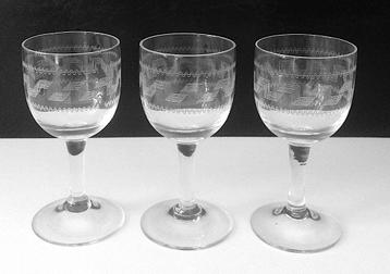 9 zeer oude glaasjes met Grieks motief beschikbaar voor biedingen
