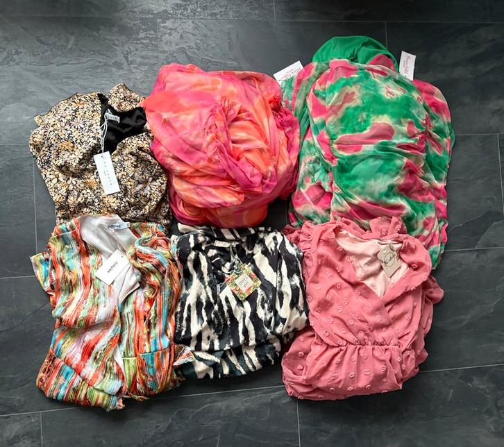 Nieuwe rest partij dames jurkjes 22 stuks, Kleding | Dames, Dames-kledingpakketten, Nieuw, Maat 38/40 (M), Ophalen of Verzenden