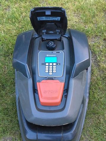 Husqvarna 305 Automower robotmaaier met laadstation beschikbaar voor biedingen