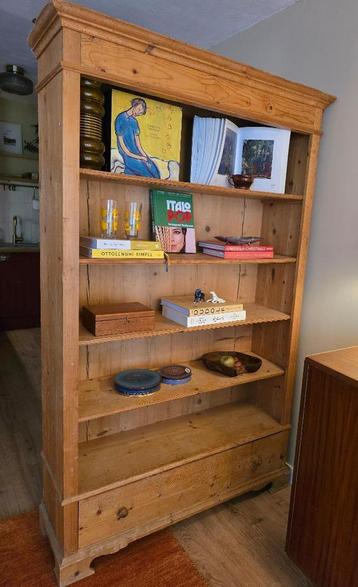 Franse massief houten boekenkast beschikbaar voor biedingen
