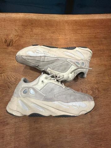 Yeezy 700 V1(echt) kijk beschrijving  beschikbaar voor biedingen