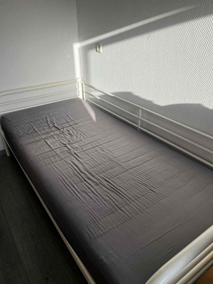 IKEA bed/metalen bedframe met lattenbodem zonder matras, Huis en Inrichting, Slaapkamer | Bedden, Zo goed als nieuw, Eenpersoons