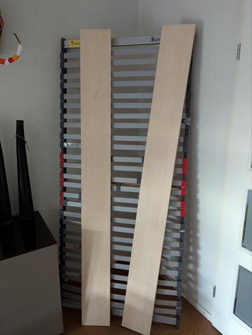 Bed 90x200, incl lattenbodem en verrijdbaar nachtkastje beschikbaar voor biedingen