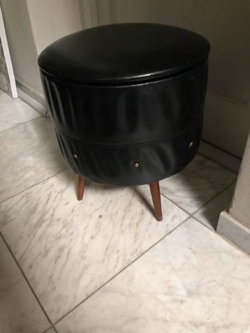 Vintage poef beschikbaar voor biedingen