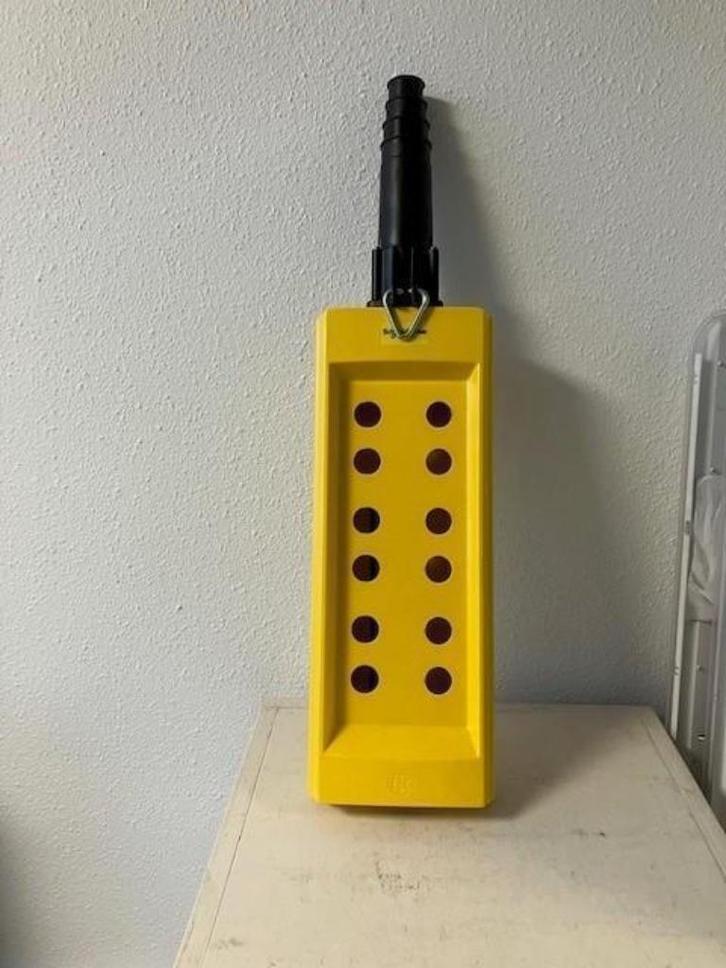 413. Schneider Electric Harmony Harmony XAC Hangdrukknopkast, Hobby en Vrije tijd, Overige Hobby en Vrije tijd, Nieuw, Ophalen of Verzenden