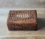 Bruin oud doosje met oosters houtsnijwerk en inlegwerk, Antiek en Kunst, Curiosa en Brocante, Ophalen of Verzenden