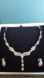 Halssieraad + Oorstekers <> Zilverkleur met ROZE Zirkonia, Overige materialen, Ophalen of Verzenden, Zo goed als nieuw, Roze