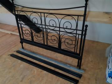 Een zo goed als nieuw metalen bedframe 180x2m beschikbaar voor biedingen