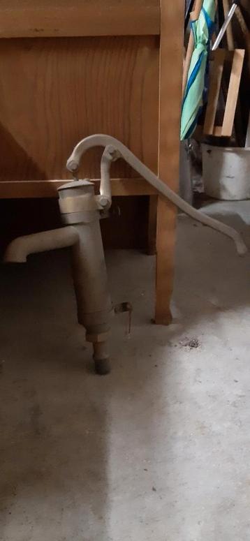 koperen waterpomp decoratief of productief bruikbaar. beschikbaar voor biedingen