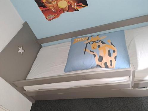 Kinderkamer met bed en kledingkast - Grijs, Kinderen en Baby's, Kinderkamer | Complete kinderkamers, Gebruikt, Jongetje of Meisje