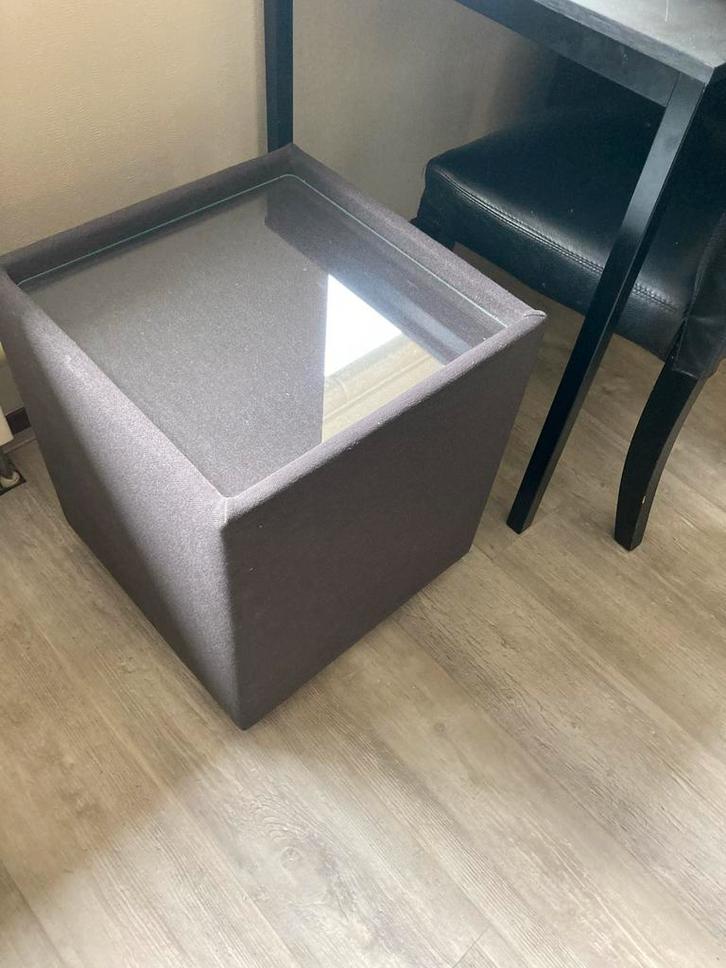 2 antraciet hockers nachtkastje met glasplaat zgan, Huis en Inrichting, Slaapkamer | Nachtkastjes, Zo goed als nieuw, Minder dan 45 cm