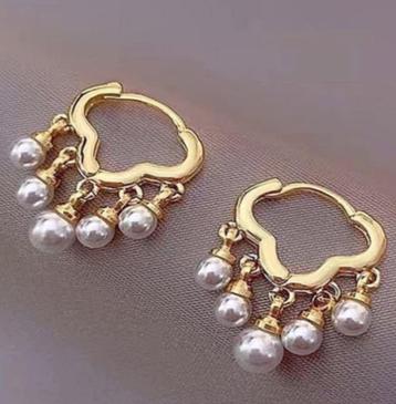 Mooie 18K goud verguld oorbellen met parel balletjes beschikbaar voor biedingen