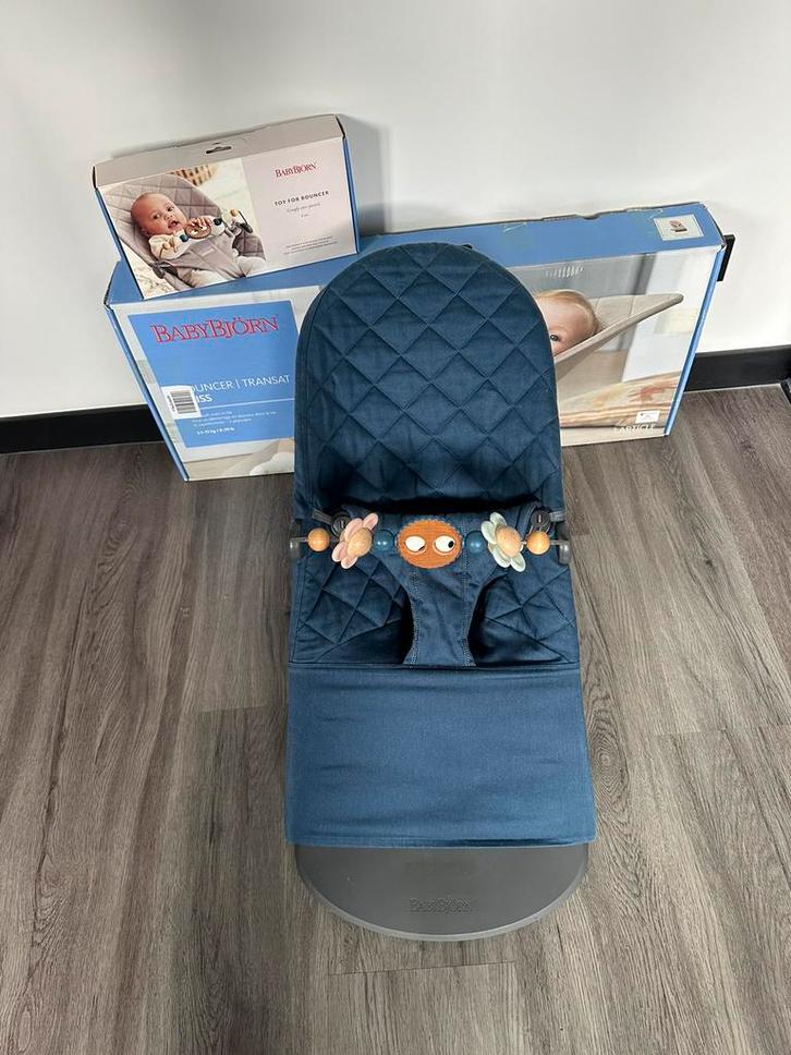 BabyBjörn wipstoel Bliss donkerblauw + speelboog, Kinderen en Baby's, Wipstoeltjes, Zo goed als nieuw, Ophalen of Verzenden
