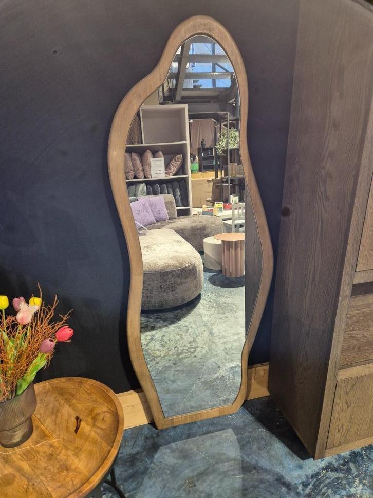 Organische Vloer Spiegel -  Showmodel korting!, Huis en Inrichting, Woonaccessoires | Spiegels, Zo goed als nieuw, 50 tot 75 cm
