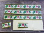 207 cm antieke wandtegels met roze rode bloemen in relief, Antiek en Kunst, Ophalen