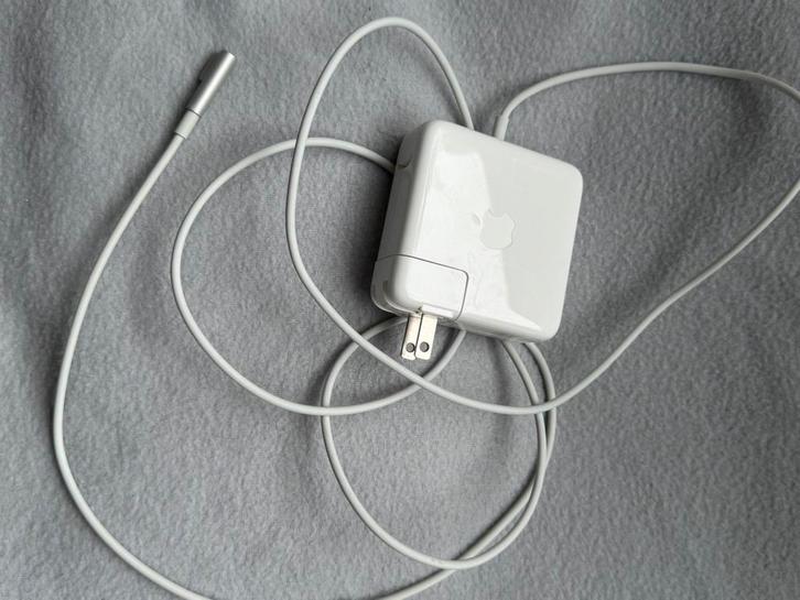 Apple 60W MagSafe Power Adapter, Computers en Software, Laptop-opladers, Zo goed als nieuw, Ophalen of Verzenden