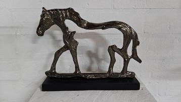 EEN ALUMINIUM SCULPTUUR VAN EEN PAARD / pony beschikbaar voor biedingen