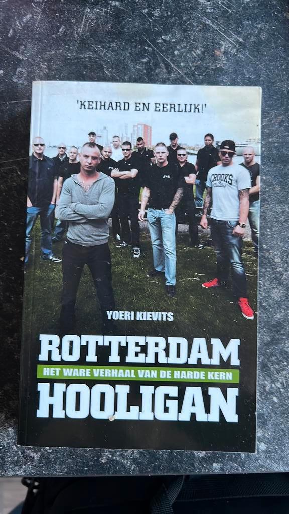 Yoeri Kievits - Rotterdam hooligan, Boeken, Overige Boeken, Zo goed als nieuw, Ophalen of Verzenden