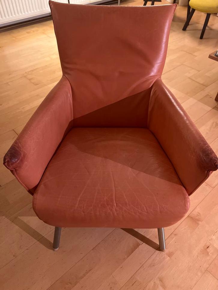 Merk Label v. d. Berg Fauteuil Oranje/Cognac leer, Huis en Inrichting, Fauteuils, Gebruikt, Leer, 50 tot 75 cm, Minder dan 75 cm