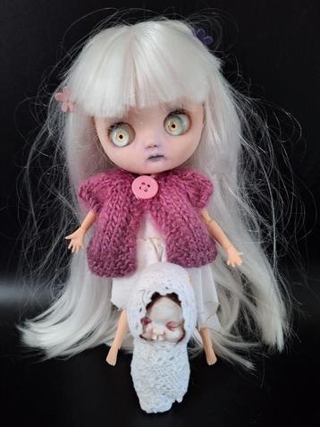 Prachtig gecustomized Spooky Blythe Midi popje  baby vampier beschikbaar voor biedingen