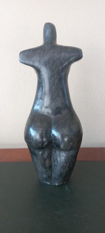 Stenen beeld - Vrouwenfiguur beschikbaar voor biedingen