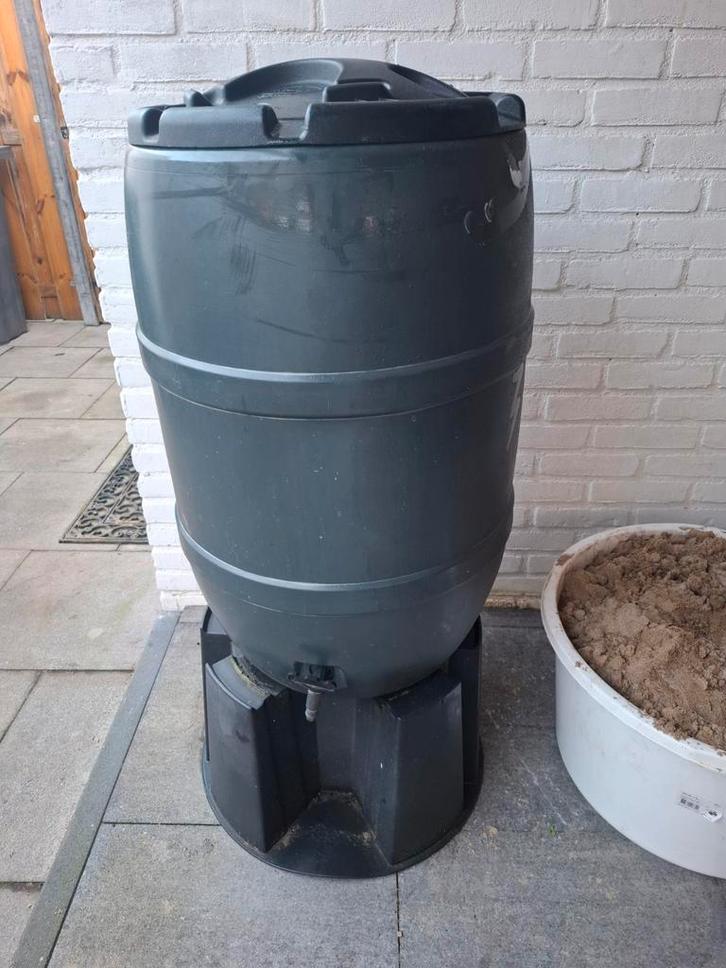 Regenton met voet, Tuin en Terras, Regentonnen, Gebruikt, Kunststof, 75 tot 150 liter, Met kraantje, Ophalen of Verzenden