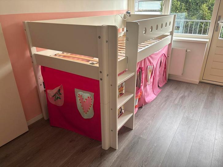 FLEXA Wit halfhoogslaper met roze speelgordijn, Kinderen en Baby's, Kinderkamer | Stapelbedden en Hoogslapers, Gebruikt, Halfhoogslaper
