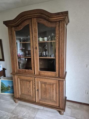 Eiken buffetkast beschikbaar voor biedingen