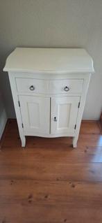 Leuk wit kastje met lade en 2 deurtjes. 60cm breed,, Huis en Inrichting, Kasten | Dressoirs, Ophalen, Vintage, 50 tot 100 cm, Zo goed als nieuw