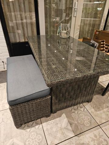 Tuintafel met bankje beschikbaar voor biedingen