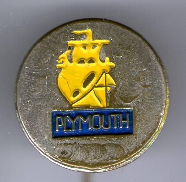 Plymouth geel/blauw op zilverkleurig auto speldje ( C_155 ), Verzenden, Zo goed als nieuw, Transport, Speldje of Pin