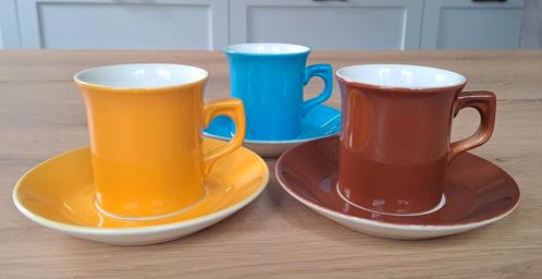 3 Vintage kop en schotels - geel, blauw, bruin - Pagnossin, Huis en Inrichting, Keuken | Servies, Kop(pen) en/of Schotel(s), Overige stijlen