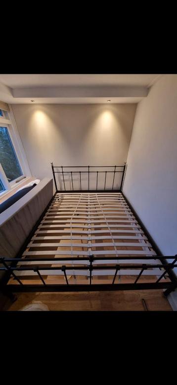 Zwart metalen bed