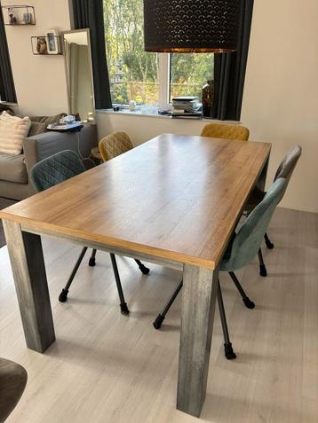 Leuke eettafel beschikbaar voor biedingen